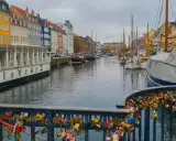 Bunte Häuser am Kanal, Boote und Liebesschlösser – das ist, was man in Kopenhagen gesehen haben muss.