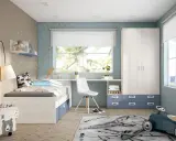 Habitación infantil con cama, escritorio y armario. Paredes en dos colores, beige y azul claro, con un diseño de triángulos.