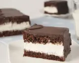 Gâteau au chocolat et à la crème, une recette kinder delice. Un délice pour les yeux et les papilles.