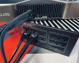 Connexion d'un port carte graphique à une alimentation modulaire. Les câbles noirs sont branchés sur la carte graphique et l'alimentation.