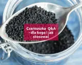 Łyżka czarnuszki nad słoikiem. Tekst: "Czarnuszka Q&A - dla kogo i jak stosować". Dowiedz się, **czarnuszka na co** jest najlepsza.