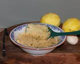 Krämig sås till lammracks, med citron och vitlök som sällskap.