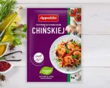 Opakowanie przyprawy do dań kuchni chińskiej Appetita. Obok świeże zioła, czosnek, imbir, pomidorki i składniki, jakie przyprawy do chińszczyzny.