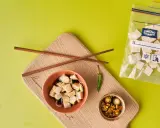 Vorbereitung für tofu einfrieren: gewürfelter Tofu in Schüssel mit Soße, daneben Stäbchen, Chili und ein Gefrierbeutel mit Tofuwürfeln.