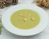 Crema de calabacín suave y reconfortante, adornada con picatostes crujientes. Perfecta para un día fresco.