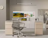 Bureau moderne avec double écran affichant des paysages et des inspirations visuelles. Une excellente recommandation écran pour un espace de travail stimulant.