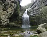 La Foradada en Cantonigròs, una cascada espectacular rodeada de rocas y vegetación, creando un paisaje natural impresionante.
