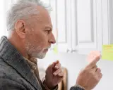 Uomo anziano con Alzheimer, confuso, cerca di ricordare con post-it. Peggioramento improvviso.