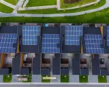 Radhus med solceller på taket. En sol karta över moderna hem som utnyttjar solenergi.