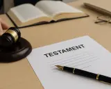Sądowy młotek, otwarte księgi i pióro czekają na podpisanie testamentu notarialnego.