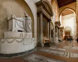 Monument funéraire imposant dans une église, où est enterré Michel Ange. La sculpture représente une femme en deuil.
