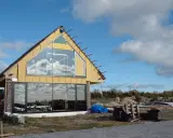 Budowa domu samemu to marzenie wielu. Dom w stanie surowym z dużymi oknami, gotowy na dalsze prace.