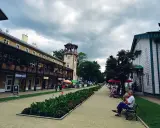 Spacerkiem po Krynicy-Zdroju, gdzie drewniana architektura i zielone rabaty tworzą urokliwe krosno atrakcje.