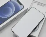 Nowy iPhone w pudełku, gotowy na przejście z Android na iOS. Czysty ekran i logo iPhone zapowiadają nową erę.