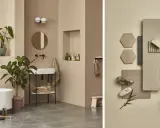 Ett modernt, målat badrum i neutrala toner med växter och en fristående badkar. Till höger en moodboard med materialprover.