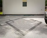 Nowoczesny wzór z kostki brukowej, który pokazuje, jak ułożyć kostkę brukową w ciekawy sposób.
