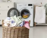 Jak wieszać pranie? Sekrety suszenia bez zagnieceń i zapachu.