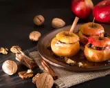 Deliciosas manzanas asadas con canela, nueces y arándanos, listas para disfrutar.
