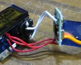 Ein Tower Pro Micro Servo mit Zahnrädern und einem 1m Verlängerungskabel, verbunden über eine kleine Platine.