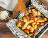 Co zrobić z fileta z kurczaka na szybko? Pieczone ziemniaki z kurczakiem i papryczką chili w folii aluminiowej.