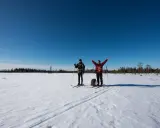 Två skidåkare njuter av en solig dag i Koppången naturreservat.