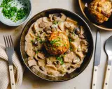 Herzhaftes Gericht: Ein Knödel in cremiger Pilzrahmsoße, garniert mit Schnittlauch. Perfekt, was passt zu Brezenknödel!