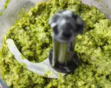 Zielone, świeże pesto w malakserze, gotowe do użycia. Tak właśnie wygląda proces, jak zrobić pesto.