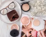 Puder w kulkach rozświetlający: Jak osiągnąć efekt glow?