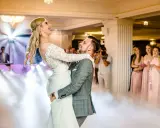 Para młoda tańczy pierwszy taniec, niczym znane tancerki. Wokół nich unosi się mgła, a goście z zachwytem obserwują ich ruchy.