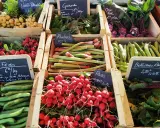 Vente de légumes frais : radis, fèves, navets, rhubarbe, épinards, chou rave. Une spécialité culinaire bretonne à découvrir.