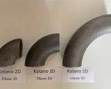 Trzy kolana hamburskie o różnym promieniu gięcia: 2D, 3D i 5D, ułożone od najmniejszego do największego.
