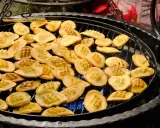 Na grillu w karczmie góralskiej pieką się liczne oscypki.