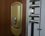 Cerradura de seguridad de puerta con múltiples bulones. Es hora de cambiar cerradura puerta para mayor protección.