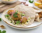 Falafel i tunnbröd med hummus, gurka och rödlök. Perfekt till tacos eller som en snabb lunch.