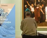 Ein Mann betrachtet ein Gemälde in einer Galerie. Daneben liegt ein Buch mit dem Titel "Kunst verstehen", das die moderne Kunst thematisiert.