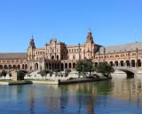 La Plaza de España a Siviglia, uno dei monumenti famosi nel mondo, con il suo canale e il ponte ad arco.