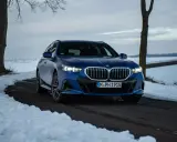 Blauer BMW 540d auf winterlicher Straße, bereit für den Test.