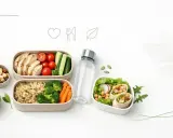 Zdrowe jedzenie do pracy: kurczak, warzywa, kasza, wrap i woda. Idealny zestaw na lunch.