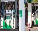 Stacja BP z dystrybutorami diesla i benzyny. Zimowe paliwo od kiedy dostępne? Na dystrybutorach widoczne logo BP i informacje o paliwach.