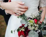 Para ślubna, bukiet i obrączki. Zastanawiasz się, jakie dokumenty do ślubu konkordatowego są potrzebne?