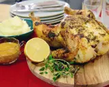 Hel kyckling i ugn med citron, potatismos och sås. En härlig måltid!