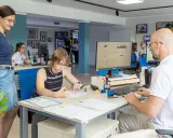 Studentka wypełnia dokumenty w biurze Zachodniopomorskiego Uniwersytetu Technologicznego w Szczecinie.