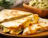 Pyszne quesadillas z roztopionym serem i guacamole. Idealna lekka kolacja na szybko, gdy brakuje czasu na gotowanie.