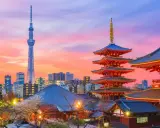 Zachód słońca nad Tokio. Pięciopiętrowa pagoda i nowoczesna wieża Skytree to miejsca, które warto zobaczyć.