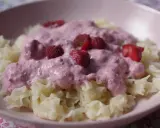 Pyszny makaron z truskawkami i twarogiem, polany kremowym sosem. Letnia uczta na talerzu.