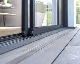 Szczelne uszczelnienie progu drzwi balkonowych zapewnia komfort i chroni przed warunkami atmosferycznymi.