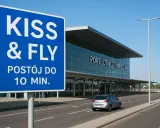 Niebieski znak "KISS & FLY" informuje o postoju do 10 min. przy Porcie Lotniczym Wrocław. Darmowy parking lotnisko wrocław jest dostępny dla szybkich pożegnań.