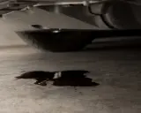 Mancha de aceite en el suelo, indicando una junta del cárter perdida.