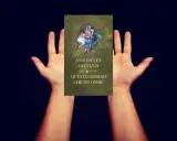 Mani aperte sorreggono la copertina del libro "Questo giorno che incombe", con una famiglia distesa sull'erba.