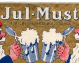 Två tomtar med röda mössor njuter av varsin julmust. En nostalgisk bild som berättar om julmust historia.